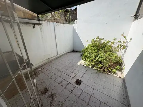 PH dos ambientes, con patio, en venta. Ituzaingó sur.