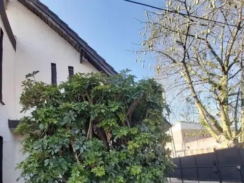 Casa 7 ambientes con 2 baños