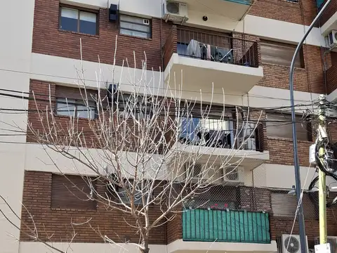 2 amb. Con balcón frente a plazoleta Azcuénaga.