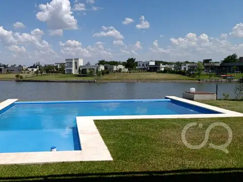 Casa 5 ambientes con 4 baños