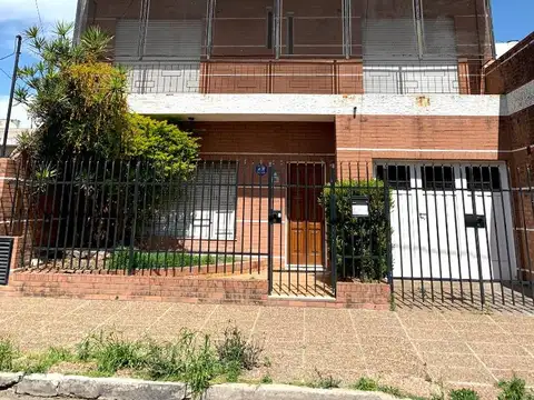 VENTA CASA 4 AMBIENTES PILETA GARAGE PARRILLA VILLA LIBERTAD