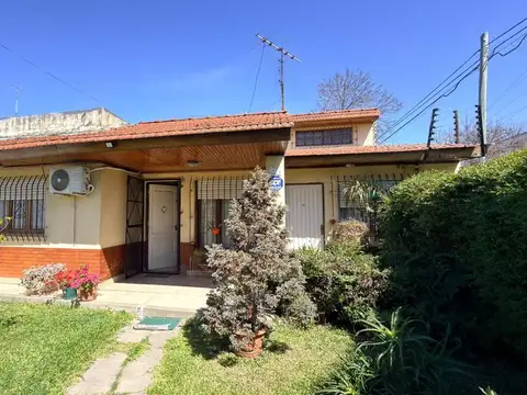 CASA 5 AMBIENTES EN VENTA CON COCHERA Y JARDIN