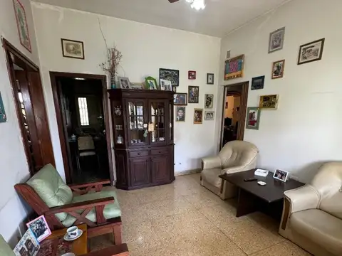 CASA 5 AMBIENTES EN VENTA CON COCHERA Y JARDIN