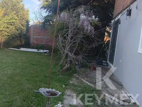 Terreno en venta/ cochera y pileta / Los Hornos