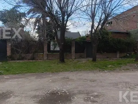 Terreno en venta/ cochera y pileta / Los Hornos