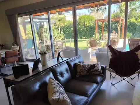 Casa en Venta con 3 cocheras