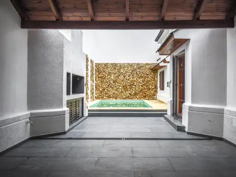 Casa 4 Dormitorios,3 baños,Cochera doble,Patio seco con parrillero y Pileta