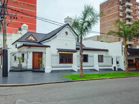 Casa 4 Dormitorios,3 baños,Cochera doble,Patio seco con parrillero y Pileta