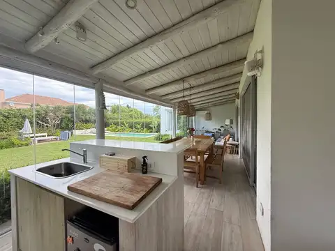 Casa 4 ambientes con 2 baños