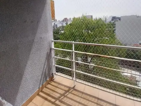 Excelente 3 AMBIENTES Con Balcon y Seguridad