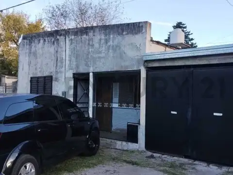 Calle 152 entre 70 y 71, Los Hornos. Casa de dos dormitorios en venta.