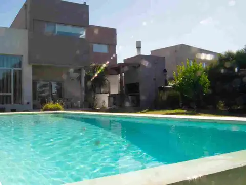 VENTA CASA CON PILETA EN EL CANTON NORTE ESCOBAR