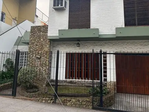 Casa 3 ambientes sobre Sarmiento - Castelar Norte