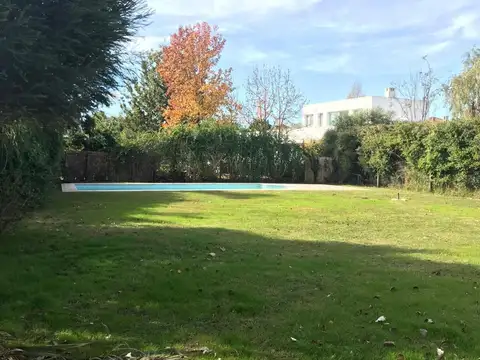 Casa de 6 Ambientes en Barrio Santa Bárbara