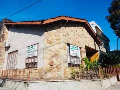 Chalet  en esquina- Ideal primera vivienda en Moron Sur