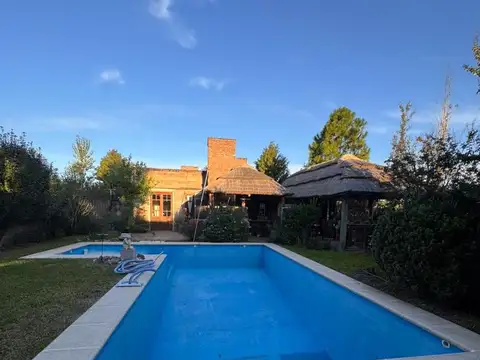 Casa 4 ambientes con 2 baños