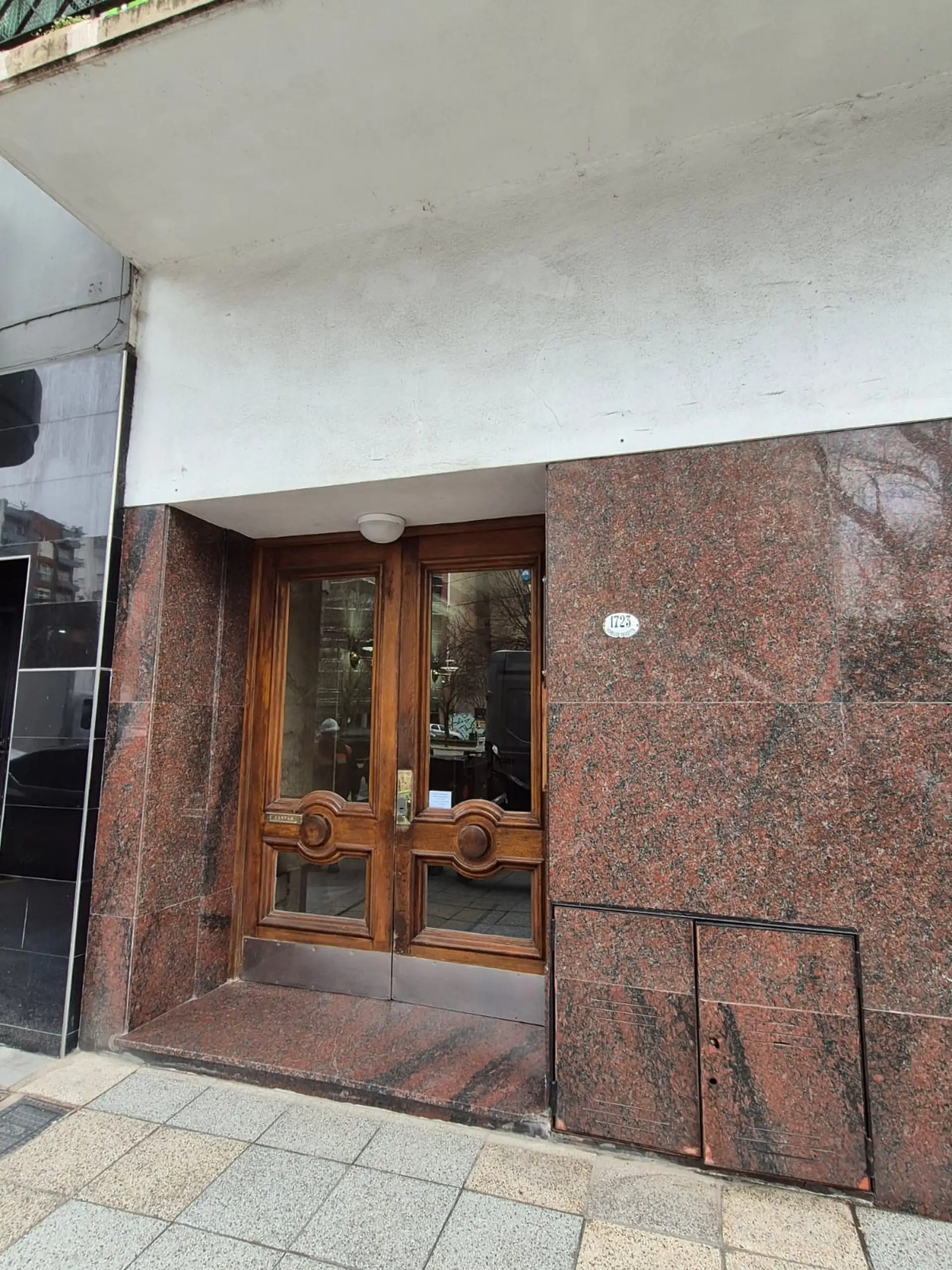 VENTA SEMIPISO 2 AMB- H. YRIGOYEN 1700 -
