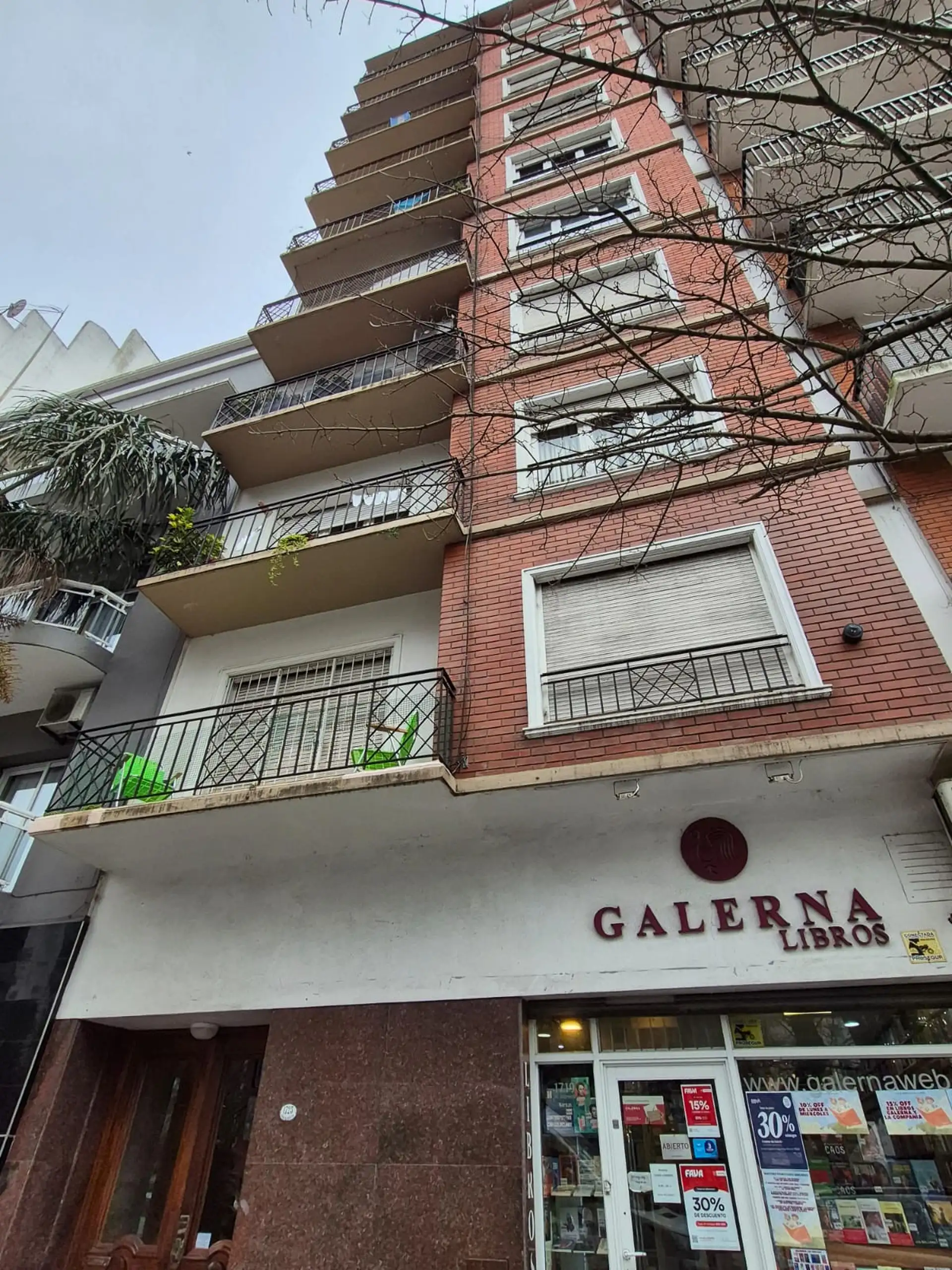 VENTA SEMIPISO 2 AMB- H. YRIGOYEN 1700 -