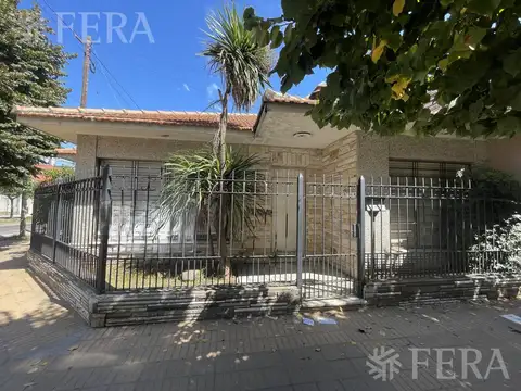 Venta casa 4 ambientes con cochera y jardín en Wilde