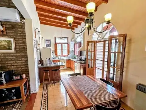 Casa 6 ambientes con 2 baños