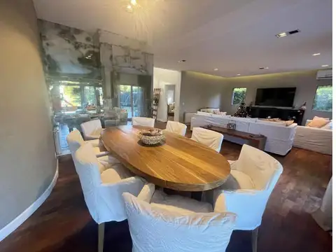 Casa 8 ambientes con 5 baños
