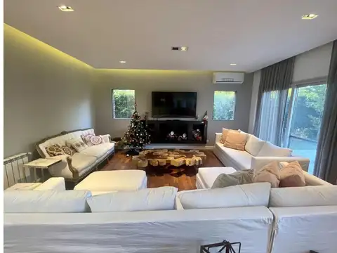 Casa 8 ambientes con 5 baños
