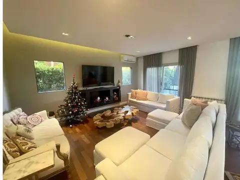 Casa en Alquiler con 2 cocheras