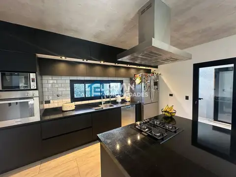 Casa en Venta con 4 cocheras