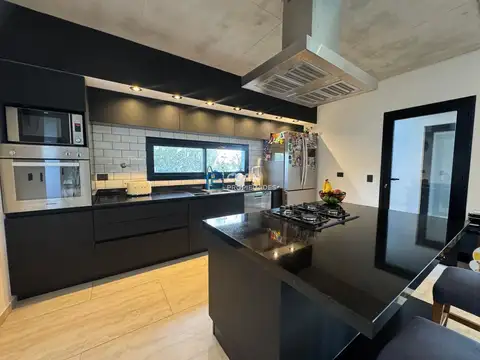 Casa 4 ambientes con 4 baños