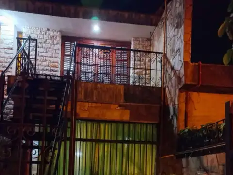 Casa en planta alta de dos dormitorios en alquiler. La Florida