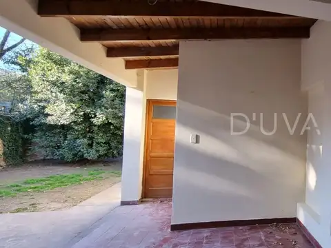 Casa en Alquiler con 1 cochera