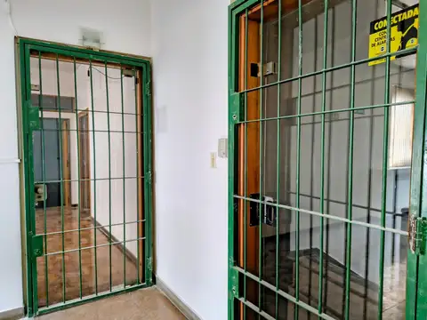 Oficina 6 ambientes con 5 baños
