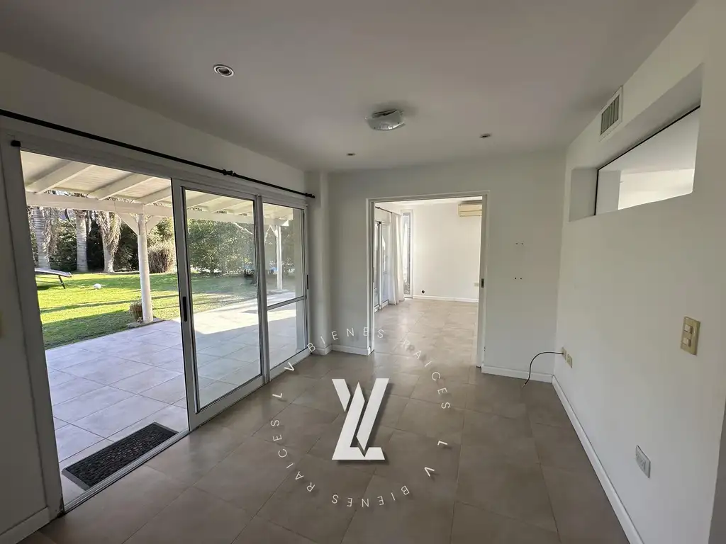 Casa - 156  m² Cubierta | 4 dormitorios | 15 años | 2 baños | 4 ambientes | 4 cocheras