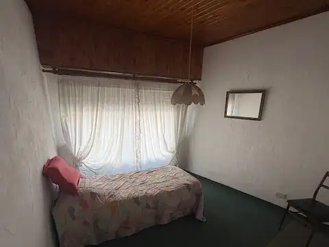 Casa 8 ambientes con 2 baños