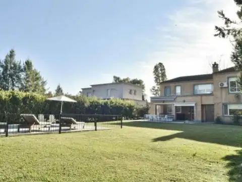 Casa en Venta con 2 cocheras