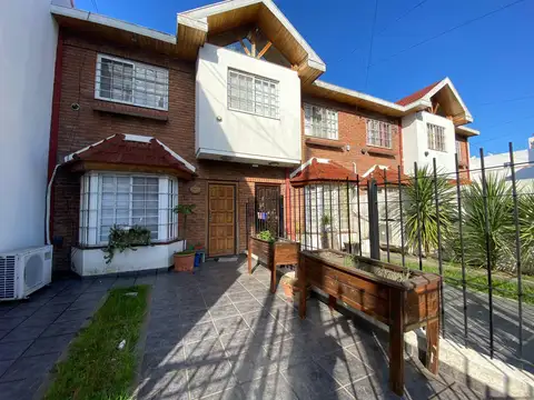 Duplex en venta de 4 ambientes con cochera y patio
