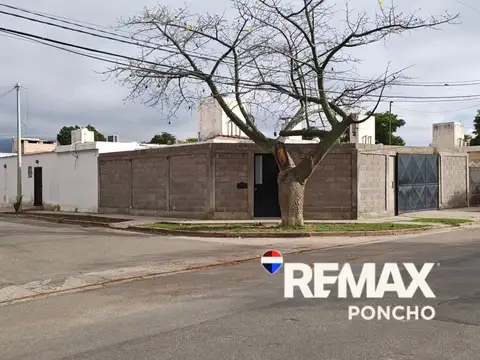 Venta - Exclusiva Casa en Esquina – Barrio 100 v