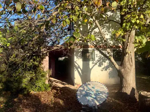 VTA. CASA EN ESQUINA–IDEAL P/ ACTUALIZAR-BENAVIDEZ