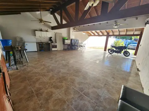 Casa 10 ambientes con 4 baños