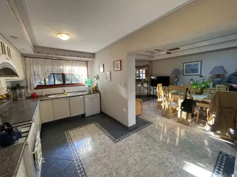 VENTA CASA 6 AMB. CON PILETA - GUERNICA - PERMUTA