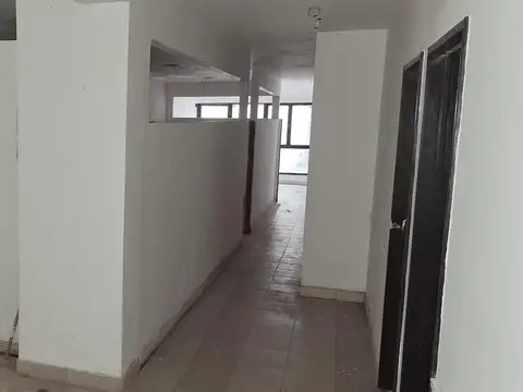 Oficina 6 ambientes con 2 baños