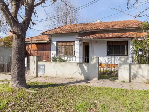 Casa 4 ambientes Cochera Terraza y Jardin a Refaccionar