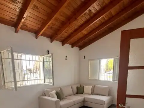 CASA EN ESQUINA CON PATIO Y QUINCHO/GARAGE- FOGON