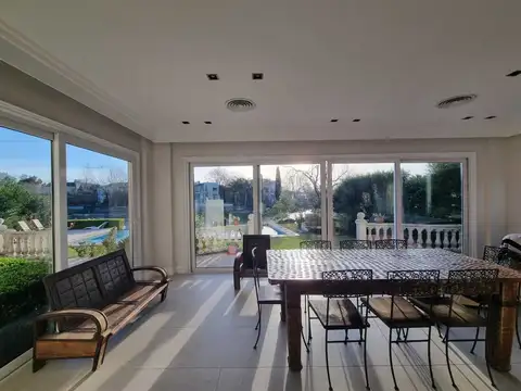Casa en Venta con 4 cocheras