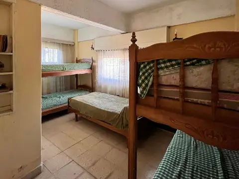 AMPLIO TERRENO CON CASA A RECICLAR EN ROLDAN