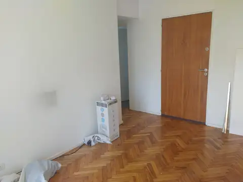 3 Ambientes Contrafrente. Excelente estado. recien pintado y platificado.