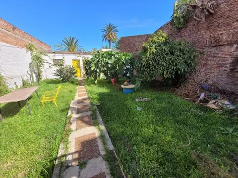 Amplia casa semi céntrica con mucho potencial