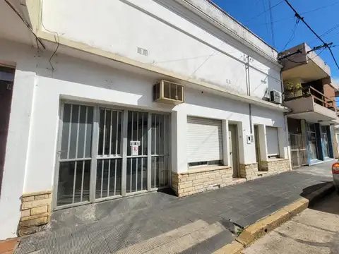 Amplia casa semi céntrica con mucho potencial