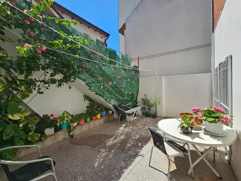 PH en venta,  cochera y patio. Coghlan