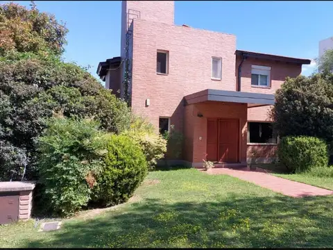 VENTA HERMOSA CASA DE TRES  DORMITORIOS EN VALLE ESCONDIDO